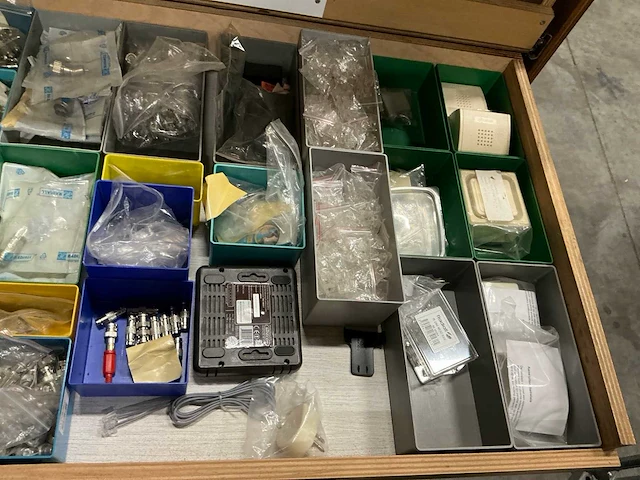 Partij diverse verlichting/gereedschap/installatie benodigdheden - afbeelding 41 van  45