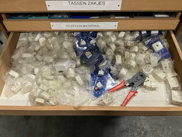 Partij diverse verlichting/gereedschap/installatie benodigdheden - afbeelding 42 van  45