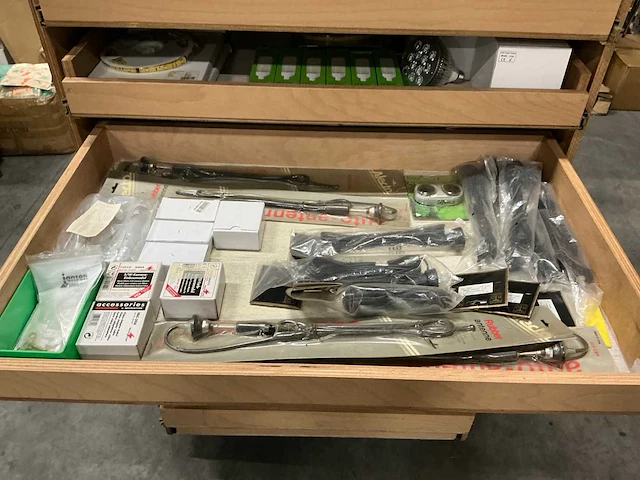 Partij diverse verlichting/gereedschap/installatie benodigdheden - afbeelding 26 van  45