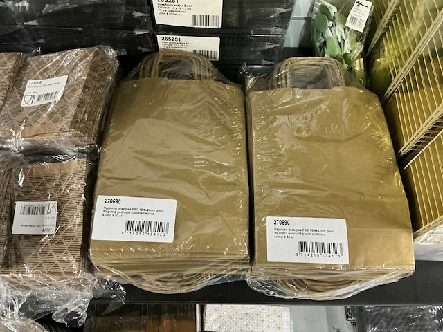 Partij diverse verpakkingsmateriaal o.a bonbon doosjes, zakjes, strikken etc (120x) - afbeelding 10 van  29