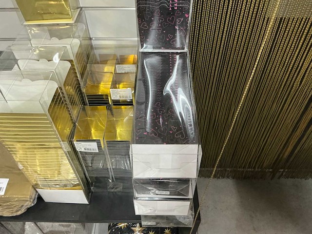 Partij diverse verpakkingsmateriaal o.a bonbon doosjes, zakjes, strikken etc (120x) - afbeelding 18 van  29