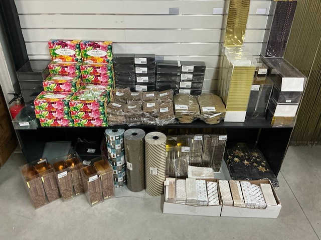 Partij diverse verpakkingsmateriaal o.a bonbon doosjes, zakjes, strikken etc (120x) - afbeelding 1 van  29