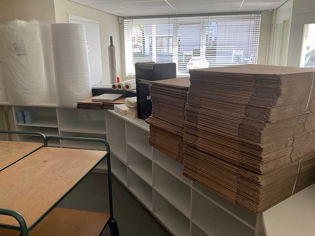 Partij diverse verpakkingsmaterialen met weegschaal en papiervernietiger - afbeelding 1 van  3