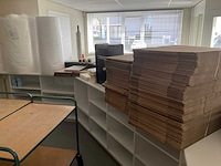 Partij diverse verpakkingsmaterialen met weegschaal en papiervernietiger - afbeelding 1 van  3