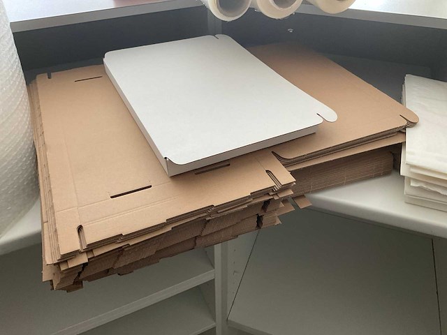 Partij diverse verpakkingsmaterialen met weegschaal en papiervernietiger - afbeelding 2 van  3