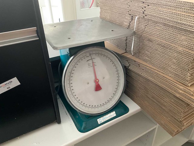 Partij diverse verpakkingsmaterialen met weegschaal en papiervernietiger - afbeelding 3 van  3