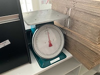 Partij diverse verpakkingsmaterialen met weegschaal en papiervernietiger - afbeelding 3 van  3