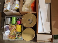 Partij diverse verpakkingsmaterialen o.a. lintjes & taartonderzetters - afbeelding 1 van  8