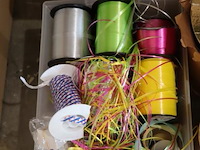 Partij diverse verpakkingsmaterialen o.a. lintjes & taartonderzetters - afbeelding 2 van  8