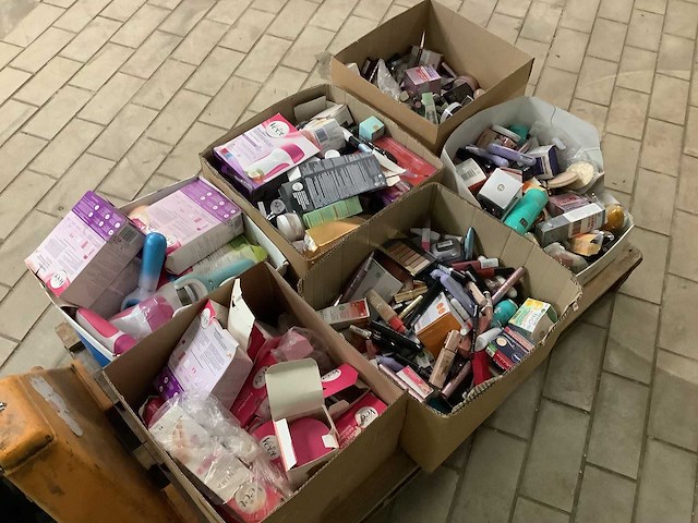 Partij diverse verzorging en make-up - afbeelding 1 van  3