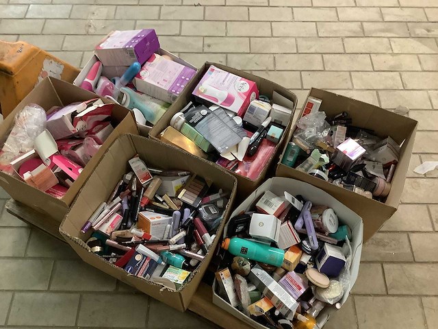 Partij diverse verzorging en make-up - afbeelding 2 van  3