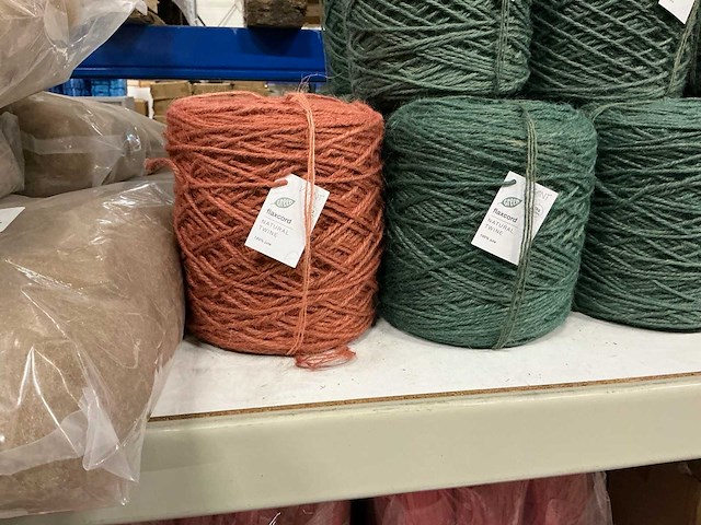 Partij diverse vivant flaxcord natural twine 100% jute 1kg per rol (37x) - afbeelding 2 van  7