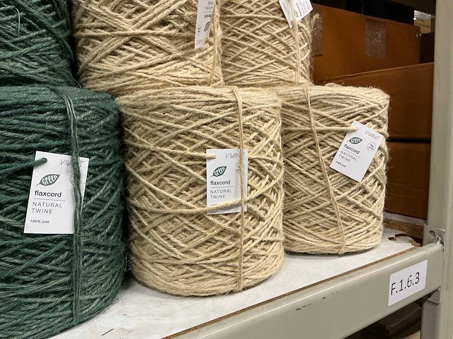 Partij diverse vivant flaxcord natural twine 100% jute 1kg per rol (37x) - afbeelding 6 van  7