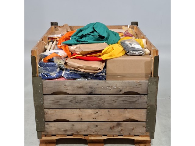 Partij diverse vlaggen - afbeelding 1 van  6