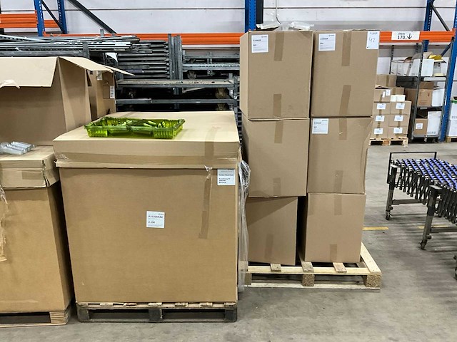 Partij diverse voges trays en verzendverpakkingen - afbeelding 1 van  3