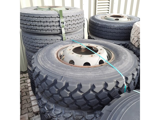 Partij diverse vrachtwagenbanden op velg, o.a michelin, o.a xzl - afbeelding 3 van  23