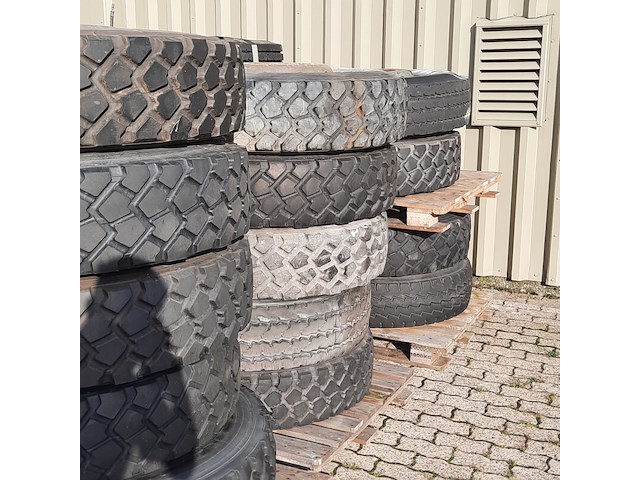 Partij diverse vrachtwagenbanden op velg, o.a michelin, o.a xzl - afbeelding 6 van  23