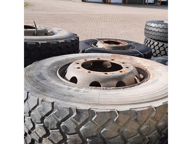 Partij diverse vrachtwagenbanden op velg, o.a michelin, o.a xzl - afbeelding 8 van  23