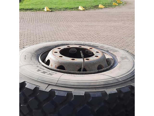 Partij diverse vrachtwagenbanden op velg, o.a michelin, o.a xzl - afbeelding 9 van  23
