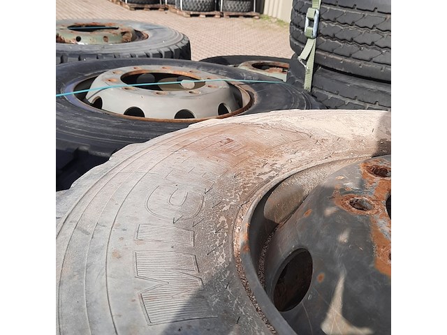 Partij diverse vrachtwagenbanden op velg, o.a michelin, o.a xzl - afbeelding 10 van  23