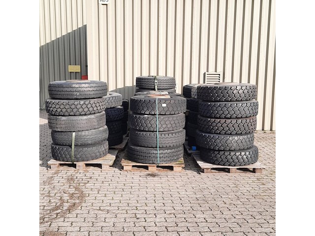 Partij diverse vrachtwagenbanden op velg, o.a michelin, o.a xzl - afbeelding 1 van  23