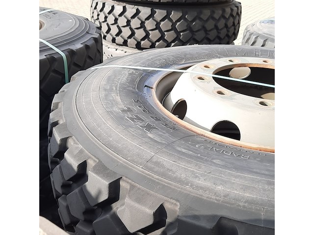 Partij diverse vrachtwagenbanden op velg, o.a michelin, o.a xzl - afbeelding 15 van  23