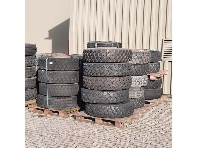 Partij diverse vrachtwagenbanden op velg, o.a michelin, o.a xzl - afbeelding 12 van  23