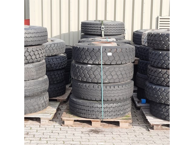 Partij diverse vrachtwagenbanden op velg, o.a michelin, o.a xzl - afbeelding 17 van  23