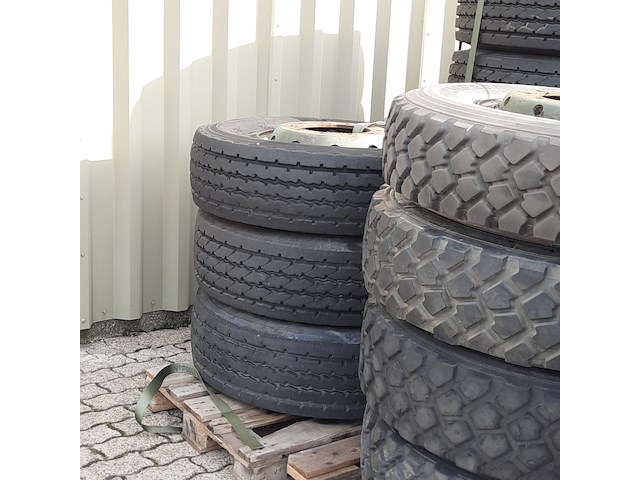 Partij diverse vrachtwagenbanden op velg, o.a michelin, o.a xzl - afbeelding 19 van  23