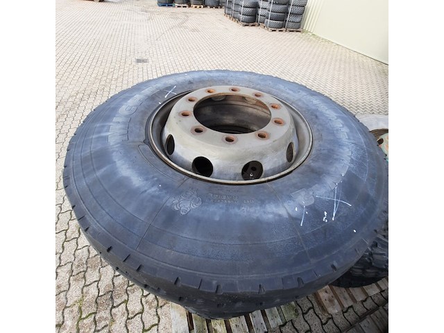 Partij diverse vrachtwagenbanden op velg, o.a michelin, o.a xzl - afbeelding 23 van  23