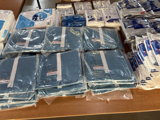 Partij diverse wegwerp werkkleding, o.a. microgard, 3m - afbeelding 13 van  15