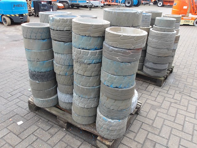 Partij diverse wielen voor hoogwerkers - afbeelding 1 van  1