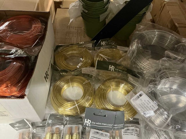 Partij diverse wikkeldraad, aluminium wire & glitterkits. (134x) - afbeelding 13 van  23