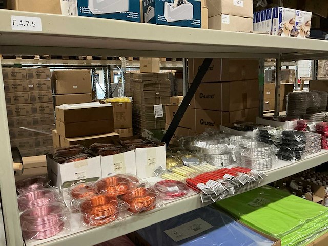 Partij diverse wikkeldraad, aluminium wire & glitterkits. (134x) - afbeelding 1 van  23