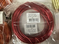 Partij diverse wikkeldraad, aluminium wire & glitterkits. (134x) - afbeelding 21 van  23