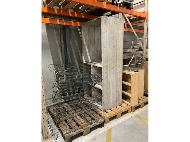 Partij diverse winkelinventaris en draadmanden - afbeelding 6 van  20