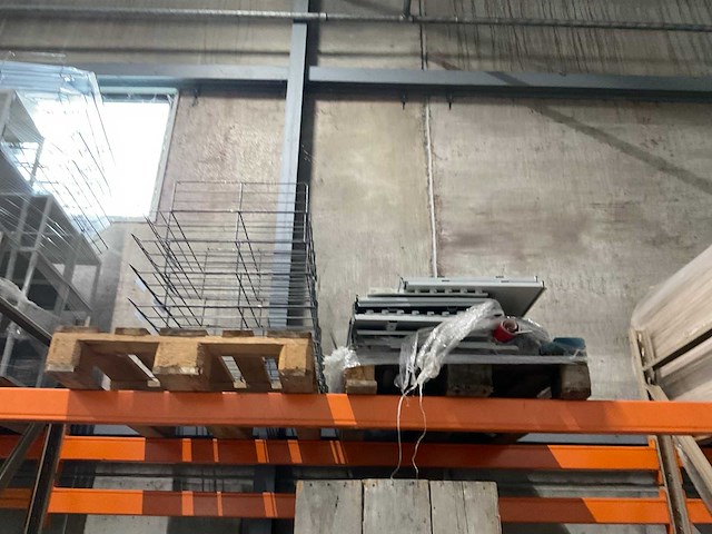 Partij diverse winkelinventaris en draadmanden - afbeelding 7 van  20