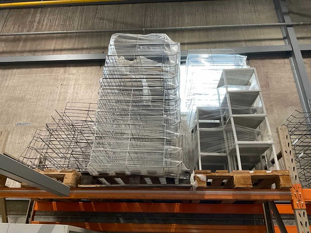 Partij diverse winkelinventaris en draadmanden - afbeelding 15 van  20