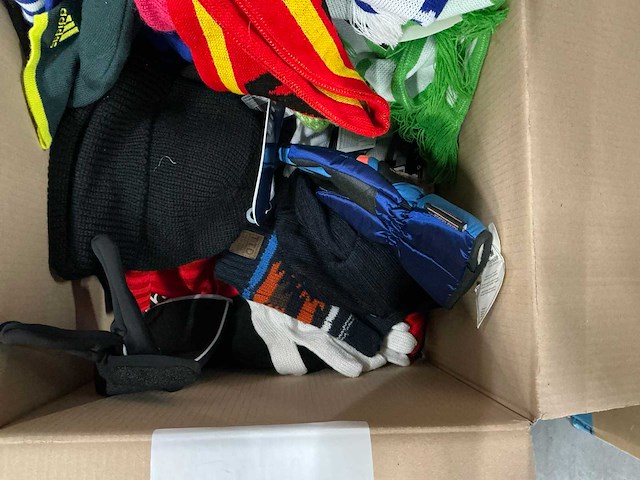 Partij diverse winter accessoires o.a adidas/bartz/etc (67x) - afbeelding 4 van  4