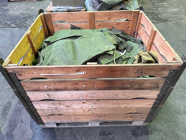 Partij diverse zakken en zeilen - afbeelding 1 van  4