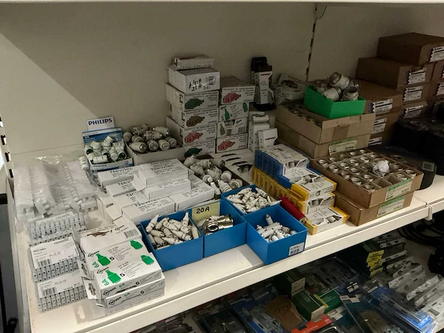 Partij diverse zekeringen/fittingen/fuses (697x) - afbeelding 1 van  11