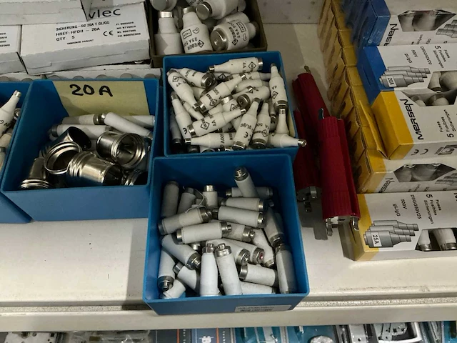 Partij diverse zekeringen/fittingen/fuses (697x) - afbeelding 9 van  11