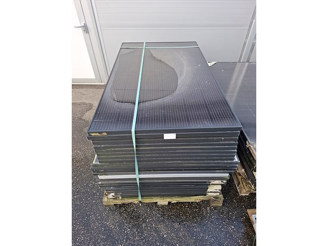 Partij diverse zonnepanelen op 5x pallet - afbeelding 3 van  11