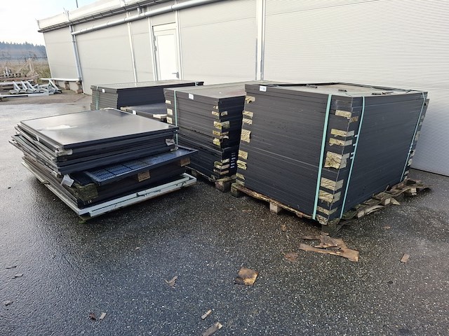 Partij diverse zonnepanelen op 5x pallet - afbeelding 1 van  11