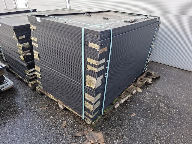 Partij diverse zonnepanelen op 5x pallet - afbeelding 4 van  11