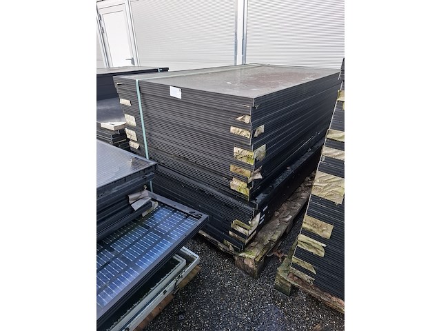 Partij diverse zonnepanelen op 5x pallet - afbeelding 6 van  11