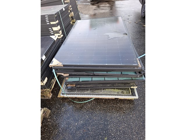 Partij diverse zonnepanelen op 5x pallet - afbeelding 9 van  11