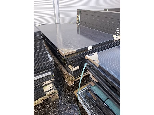 Partij diverse zonnepanelen op 5x pallet - afbeelding 10 van  11