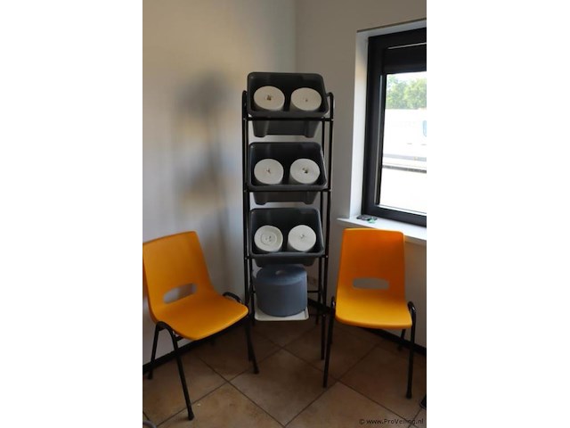 Partij diversen bestaande uit 2x kantinestoelen, 1x magazijnrek met uitneembare kunststof bakken & 6x poetspapier rollen - afbeelding 1 van  5