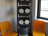 Partij diversen bestaande uit 2x kantinestoelen, 1x magazijnrek met uitneembare kunststof bakken & 6x poetspapier rollen - afbeelding 1 van  5